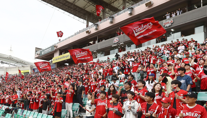 인천하면 랜더스지! '야구 열기 폭발' SSG, 4년 연속 개막전 만원 관중 달성 [SS문학in]