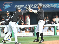 [포토]김상수와 홈런 하이파이브 나누는 KT 허경민