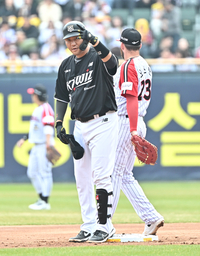 [포토]2루타로 추가 득점 뽑아내는 KT 장성우