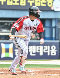 [포토]첫 타석부터 안타 치는 LG 문보경