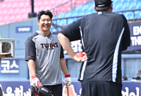 [포토]KT 김현수와 반갑게 인사 나누는 LG 문보경