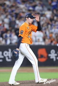 ‘너, 괜찮니?’ 김경문 감독, 왜 ‘부진한 투구’ 펼친 조동욱을 직접 찾아갔을까…따듯한 ‘할배 리더십’ 돋보인다 [SS현장속으로]