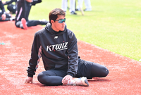 [포토]스트레칭으로 몸 푸는 KT 안현민