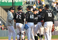 [포토]9회말 위기에 마운드를 방문한 KT 이강철 감독