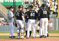 [포토]선수들 격려하는 KT 이강철 감독