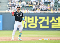 [포토]선제 1타점 2루타 기록하는 KT 안현민