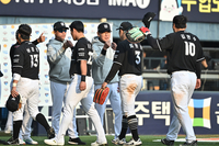 [포토]개막 2연승 거둔 KT 이강철 감독