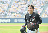 [포토]선제 득점에 기뻐하는 KT 김현수