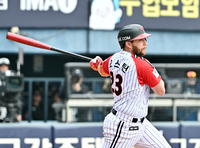 [포토]1타점 2루타 치는 LG 오스틴