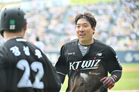 [포토]KT 김현수, 선제 득점 성공!