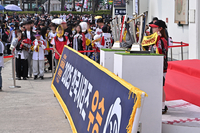 [포토]우승 트로피와 기념촬영하는 LG 팬들