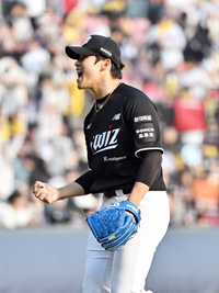 [포토]승리를 지켜내는 KT 박영현