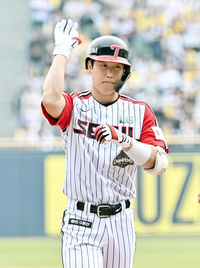 [포토]안테 세리머니 하는 LG 구본혁