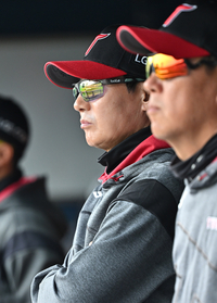 [포토]선수들의 플레이 지켜보는 LG 염경엽 감독