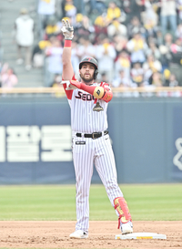 [포토]추격 타점 올리는 LG 오스틴