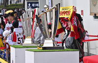 [포토]우승 트로피와 함께 기념 촬영하는 LG팬