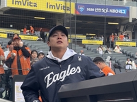 한화 울보‘왕’→‘데뷔 첫승’ 후 눈물 펑펑, 그만큼 왕옌청에게 KBO는 간절한 ‘기회의 땅’ [SS스타]