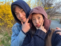 ‘사랑하면 닮는다더니’…박소진♥이동하 부부, 개나리 꽃밭에서 ‘꽁냥꽁냥’