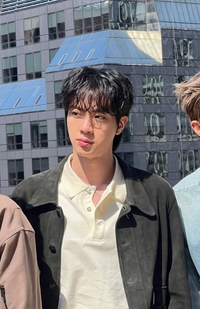 BTS 진, 컴백 활동 중 근황 공개… 그냥 못 지나칠 잘생김[★SNS]