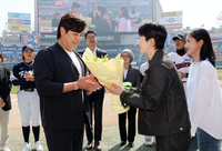 ‘ML부터 이어온 사회공헌’ 추신수, 여자야구에 4000만원·훈련 장비 기부…“저변 확대 작은 밀알 되길”