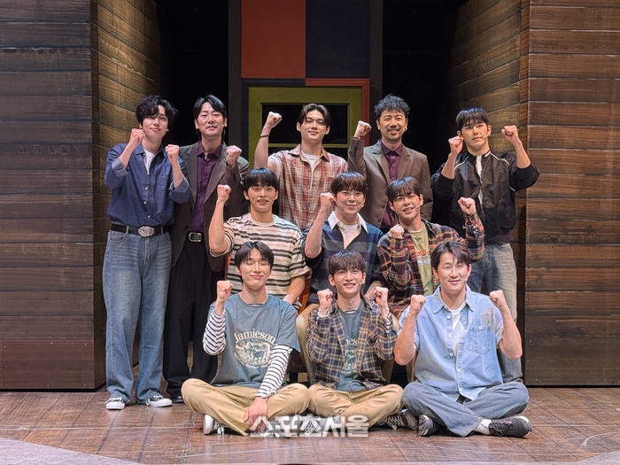 한국 초연 '걸프렌드' 고민, 11명 배우들의 매력으로 시원하게 해결...솔직 대담한 도전은? 