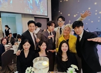 ‘유부남돌’ 신화, 이민우 결혼식 참석…아들과 함께한 에릭 ‘눈길’