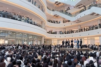 클로즈 유어 아이즈, 타임스퀘어 마비시킨 ‘1주년 버스킹’… “4월 컴백 기대해달라”
