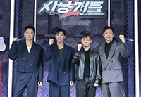 [포토] 파이팅 외치는 ‘사냥개들2’ 감독과 배우들