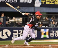 [포토]KIA 윤도현, 첫 타석부터 안타!