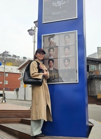 김희애, 김선호와 빵집 공개 앞서 연극 관람… “열정·내공 느껴”