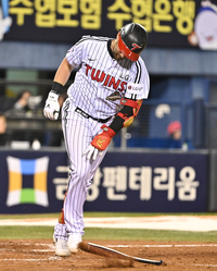 [포토]배트를 내동댕이 치는 LG 오스틴