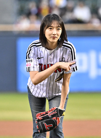 [포토]포수에게 사인을 보내는 표예진