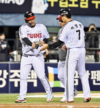 [포토]오른쪽 허벅지 뭉침 증세로 교체되는 LG 문보경