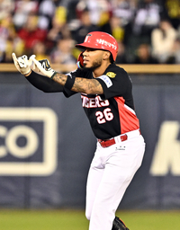 [포토]2루타로 2타점 추가하는 KIA 카스트로