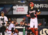 [포토]적시타에 이어 홈런 넘긴 KIA 김도영