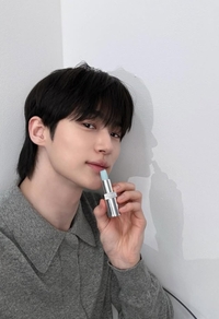 변우석, ‘187cm’ 남다른 피지컬 과시…아이유도 반할 비주얼[★SNS]