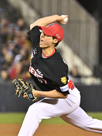 [포토]올러에 이어 마운드에 오른 KIA 홍민규