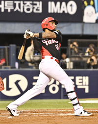 [포토]2타점 2루타 치는 KIA 카스트로