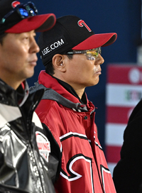 [포토]개막 3연패를 지켜보는 LG 염경엽 감독