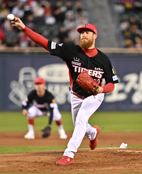 [포토]힘차게 공뿌리는 KIA 선발 올러