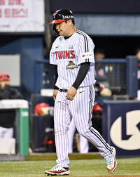 [포토]부상으로 교체 아웃되는 LG 문보경