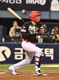 [포토]KIA 카스트로, LG 톨허스트 상대 2타점 2루타