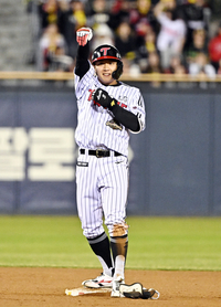 [포토]2루타 세리머니 하는 LG 최원영