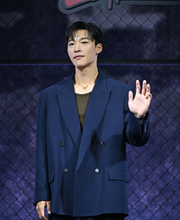 [포토] 우도환 ‘부드러운 손인사’