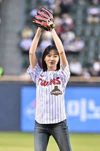 [포토]잠실구장 시구 나선 표예진