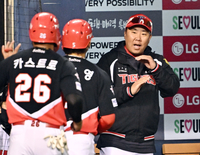 [포토]2점 홈런 김도영 맞이하는 KIA 이범호 감독