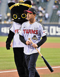 [포토]타석으로 향하는 배우 장혁진