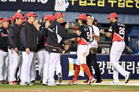 [포토]김도영과 승리의 하이파이브를 나누는 KIA 이범호 감독