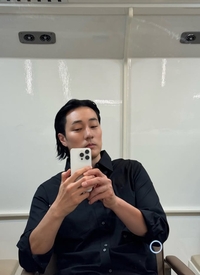 소지섭, ‘김부장’ 앞두고 장발 스타일 눈길… 대기실에서 여유로운 시간[★SNS]
