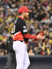 [포토]승리 투수 요건 갖추는 KIA 올러